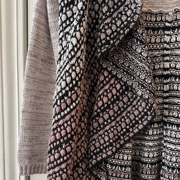 The Pyramid Collection Black and Gray Cardigan - Picture 4 of 9